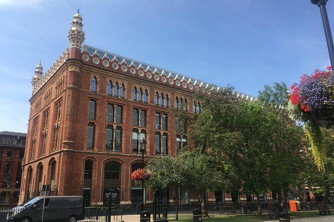 2 Hour Leeds Highlights Walking Tour - Leeds Town Hall and Leeds Art Gallery: civic pride and art with national importance