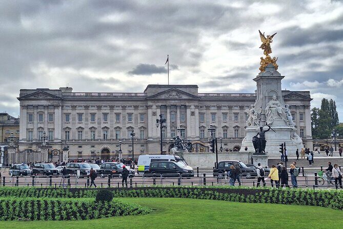 2 Hour Walking Tour from Buckingham Palace to Big Ben - Queen Victoria Memorial and Clarence House: royal stories beyond the headline