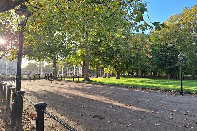 2 Hour Walking Tour from Buckingham Palace to Big Ben - King George VI & Queen Elizabeth Memorial and the Duke of York Column