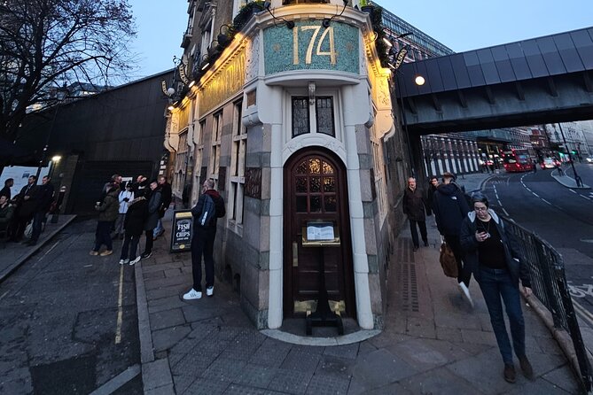 3-Hour Historic Pub Experience in London - The first stop: The Blackfriar Public House and Tudor-to-modern London