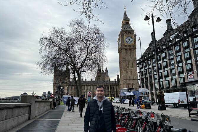 30 Major London Attractions Walking Tour With Photos - Shaftesbury Memorial Fountain and the quick photo stops between
