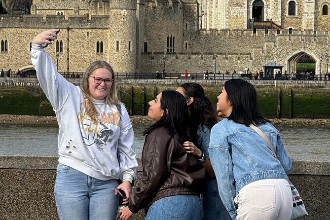 30 Major London Attractions Walking Tour With Photos - National Gallery and Trafalgar Square: free admission, iconic statuary, easy photo planning