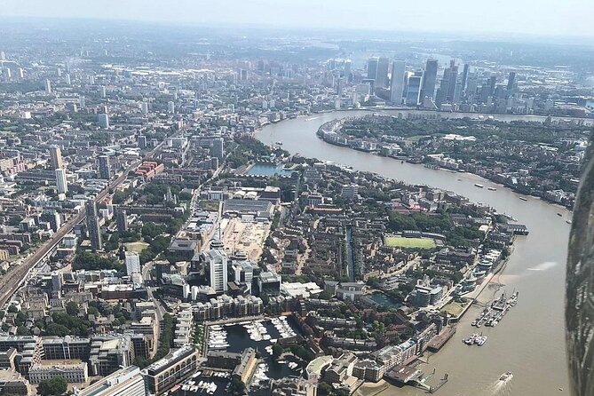 35 minute London Sightseeing Flight for 2 with Champagne - Champagne in the air: why it’s more than a gimmick