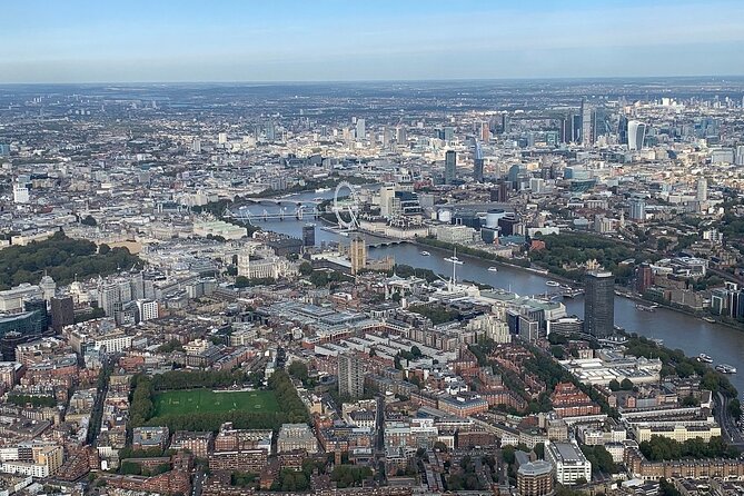 35 minute London Sightseeing Flight for 2 with Champagne - Two seats, one aircraft: the romantic value of doing this privately