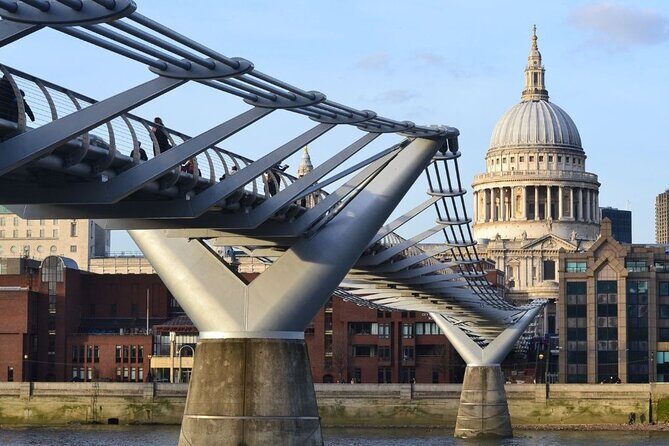 4-Hour Private Guided Tour of London on a Classic Itinerary - Trafalgar Square after The Mall: a classic London scene with room to roam