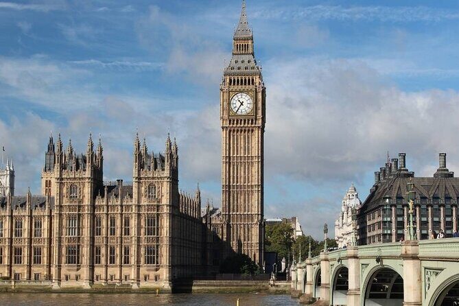 4-Hour Private Guided Tour of London on a Classic Itinerary - St James’s Park to Buckingham Palace: the royal path with real wildlife