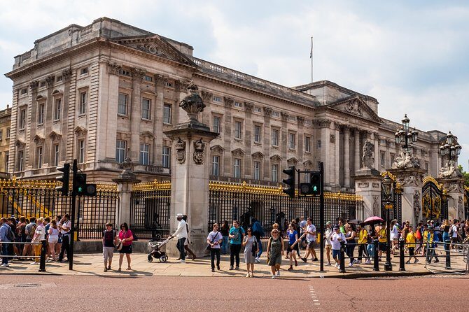 7 Day Tour Exploring England and Scotland starting from London - Day 4 Edinburgh Castle and Holyrood Palace