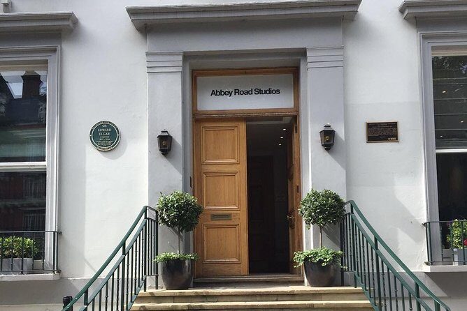 A Beatles London taxi tour and sightseeing experience - Stop 3: Montagu Square and the Beatles homes you can still sense