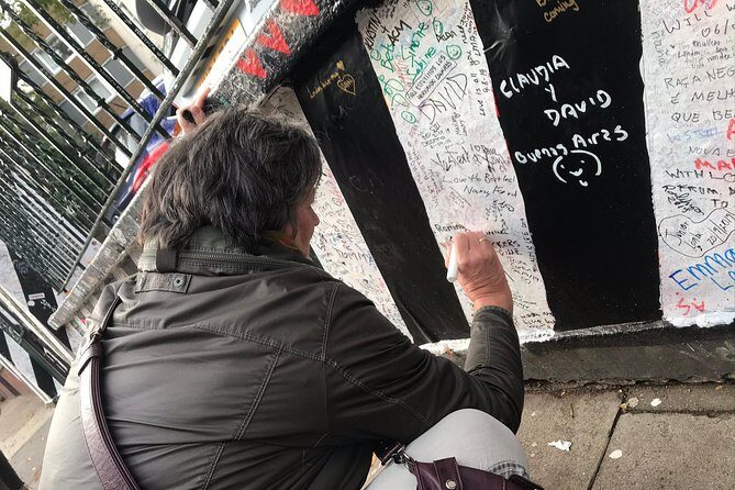 A Beatles London taxi tour and sightseeing experience - Stop 4: Abbey Road Studios and the zebra crossing you actually walk