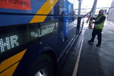Airport Coach Service from Oxford to Heathrow - Onboard comfort: Wi‑Fi, power, air-con, and toilets