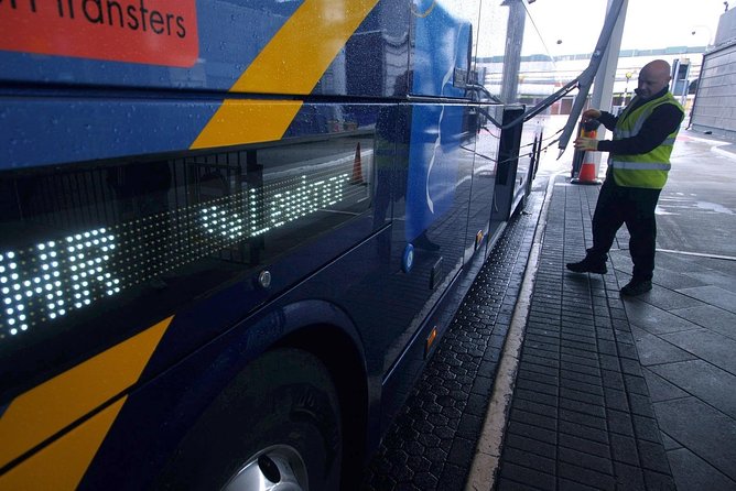 Airport Coach Service from Oxford to Heathrow - Onboard comfort: Wi‑Fi, power, air-con, and toilets
