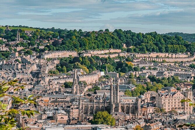 Bath Bridgerton walking tour of filming location with Mobile App - Starting point at Abbey Churchyard: a clean place to begin