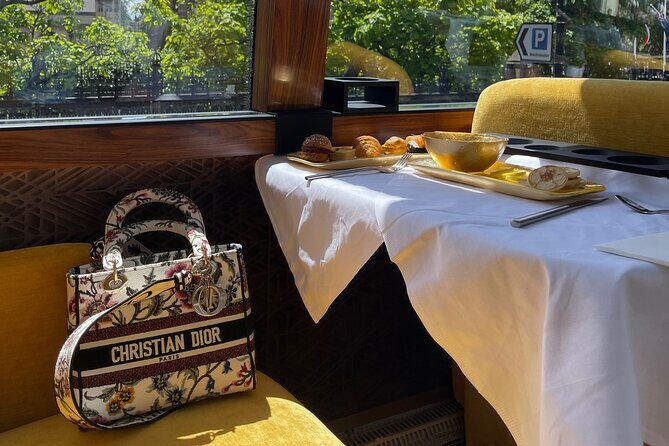 Best of London by LE GRAND - London's Luxury Bus Tour - On-board comfort: A/C, restroom, and the audio effect