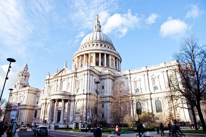 Black Taxi Tour of London: Classic Sightseeing Bespoke & Fun - St. Paul’s Cathedral surroundings: seeing the scale from street level