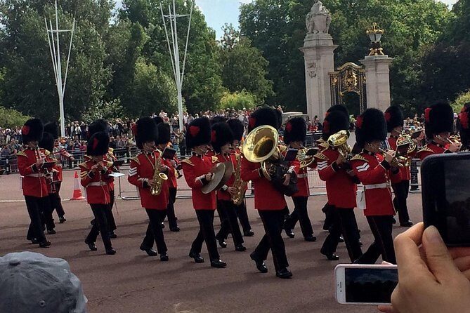British Royalty walking tour including The Changing Of The Guard! - Guide quality matters: why Sandra and James get singled out