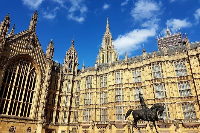 British Royalty Walking Tour & Visit the Tower of London - Trafalgar Square: iconic landmarks in a short, focused stop