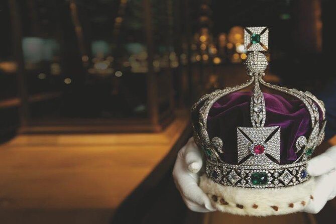 British Royalty Walking Tour & Visit the Tower of London - Parliament Square and Westminster Abbey: where the day turns historical