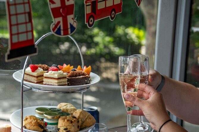 Buckingham Palace & Afternoon Tea Sightseeing Tour with PG Tips - Getting from Victoria to Buckingham Palace: the 10–15 minute walk