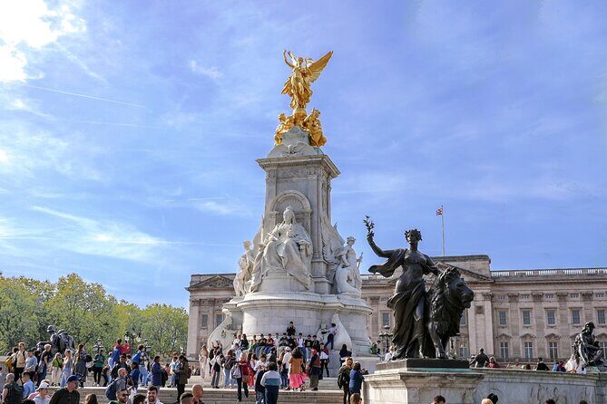 Buckingham Palace: Walking Tour with Entry & Audio Guide - St James Square: where the royal story begins