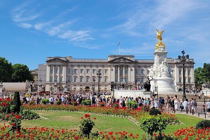 Buckingham Palace: Walking Tour with Entry & Audio Guide - St James Park and the Mall: the approach that makes photos better