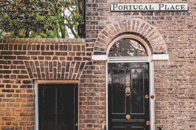 Cambridge Instagram Self-Guided Tour - Top Photo Spots - Saint Edward’s Passage: A Tight Lane for Narrow-Passage Photos