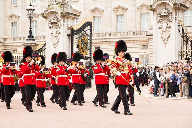 Changing of the Guard Guided Tour at Buckingham Palace - Meeting at Duke of York Column: the fastest way to start strong