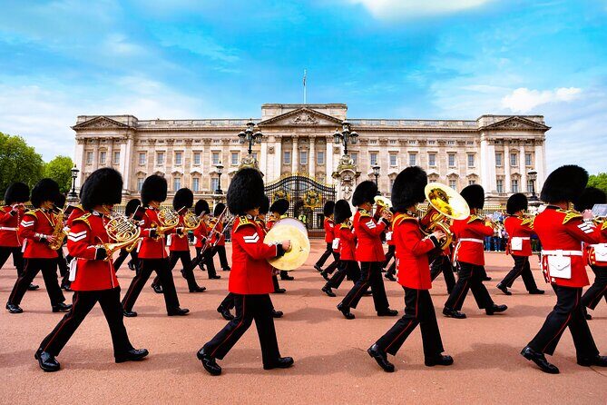Changing of the Guard Guided Tour at Buckingham Palace - Weather reality in London: what to do with wet changes
