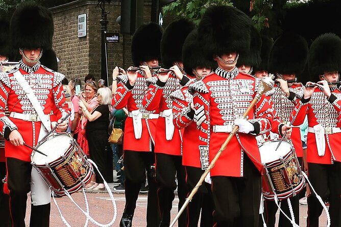 Changing of the Guard Guided Walking Tour in London - The guide factor: history plus real-time logistics