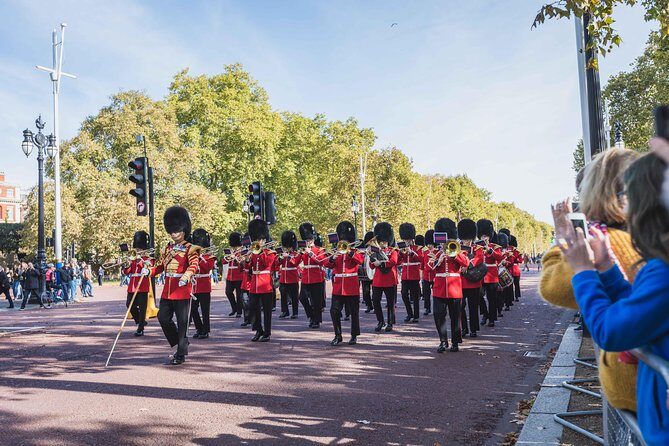 Changing of the Guard Guided Walking Tour in London - Crowds and your expectations: what to do with the chaos