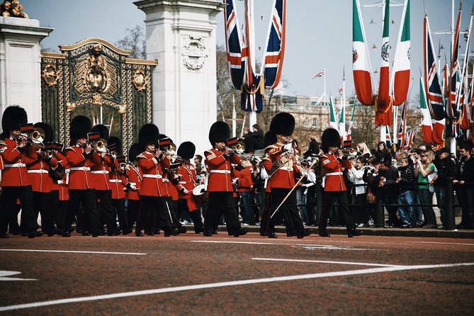 Changing of the Guard Guided Walking Tour Semi-Private 12ppl Max - Trafalgar Square Start: From Battles to Protest Energy