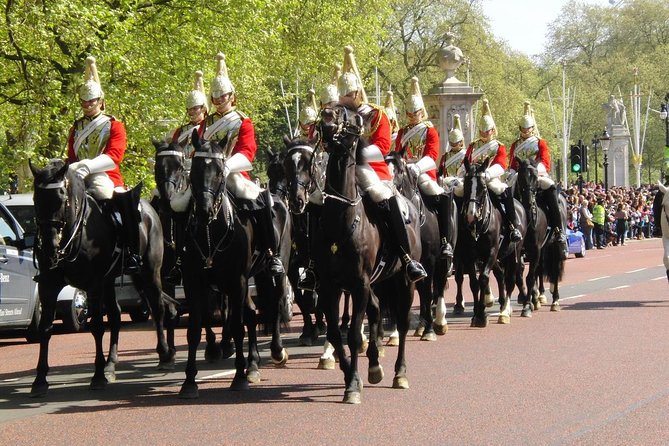 Changing of the Guard Guided Walking Tour Semi-Private 12ppl Max - Clarence House Views: Where the Queen Mother Lived