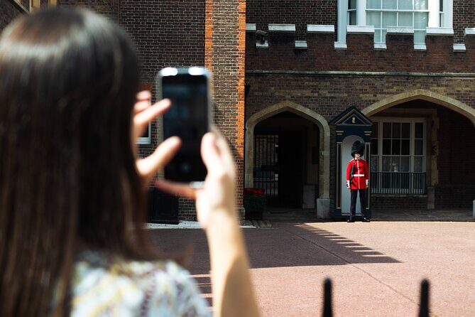 Changing of the Guard & Royal Food Tour with 15+ Tastings - Piccadilly Circus first: why the tour begins with a photo-op