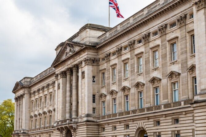 Changing of the Guard Small-Group Walking Tour in London - Buckingham Palace, St James’s Palace, and Clarence House: royal views without entry tickets