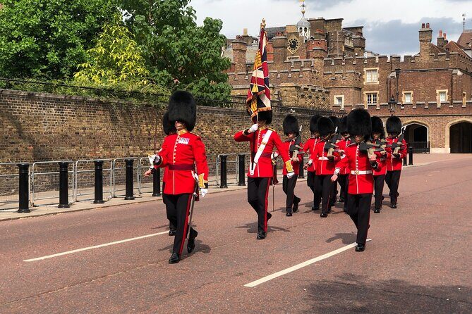 Changing of the Guard Walking Tour - A Smart Way to See the Changing of the Guard Without the Crush