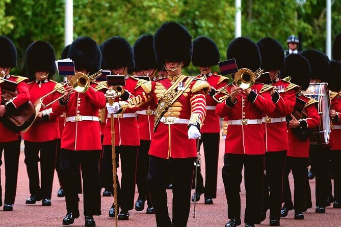 Changing of the Guard Walking Tour in London at Buckingham Palace - A smart route for the Changing of the Guard (without the guesswork)