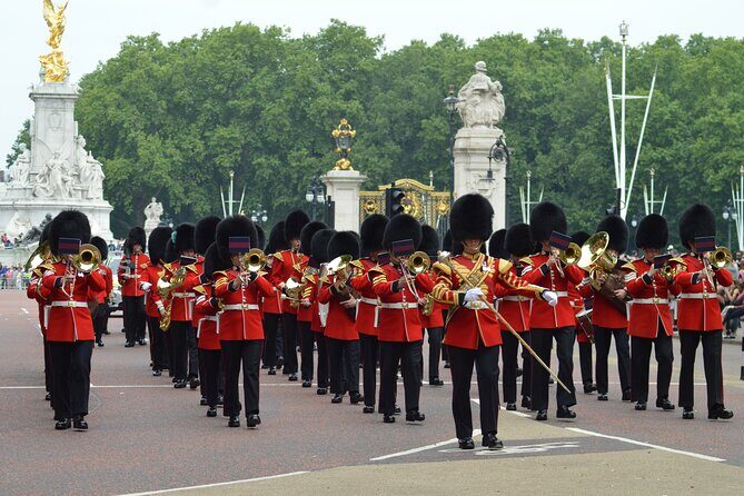 Changing of the Guard Walking Tour - Meet at Edward VII, Then Get Front-Row Thinking
