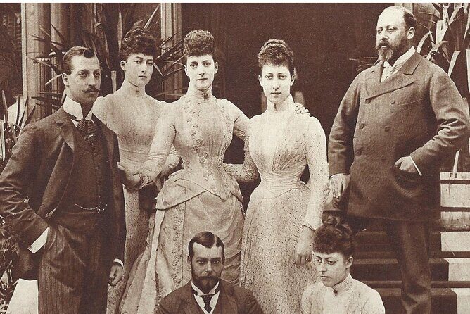 Chester Edwardian Lady Walking Tour - St Werburgh Street at 2–18: why the black-and-white matters