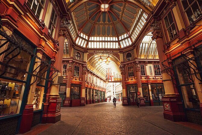 City & Secrets: Explore London's Hidden Gems - St Paul’s, Bow bells, and Guildhall: City of London power in short stops