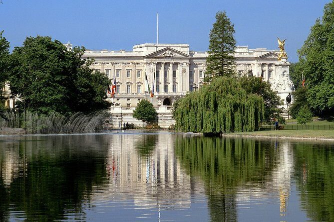Classic London Tour & Changing the Guards— History In Action - A 2-Hour Royal Route That Starts at the Canada Memorial