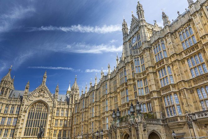 Classic London Tour & Changing the Guards— History In Action - Buckingham Palace to The Mall: What You’ll Notice Beyond the Main View