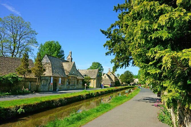 Cotswolds Countryside Tour by Coach: Villages, Views, and Lunch - Guide style, comfort, and what you can expect from the coach