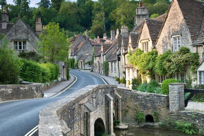 Cotswolds Day Trip from London with Optional Village Lunch - Guide style: the difference between a stop and a story