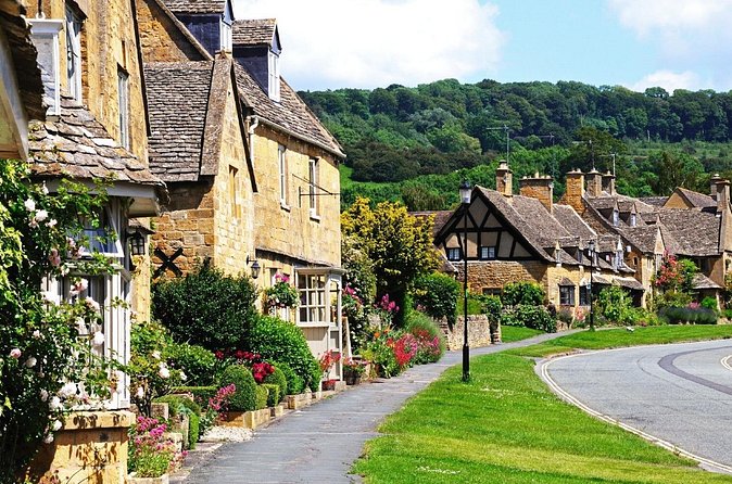 Cotswolds Hidden Gems Tour by Coach from Oxford - Burford: A Historic Market Town with Shops, Antiques, and St John the Baptist Church