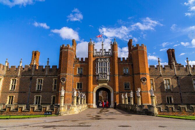 Dark History of the Tudors: Private Tour of Hampton Court Palace - The guide experience: Blue Badge professionalism with family-friendly pacing