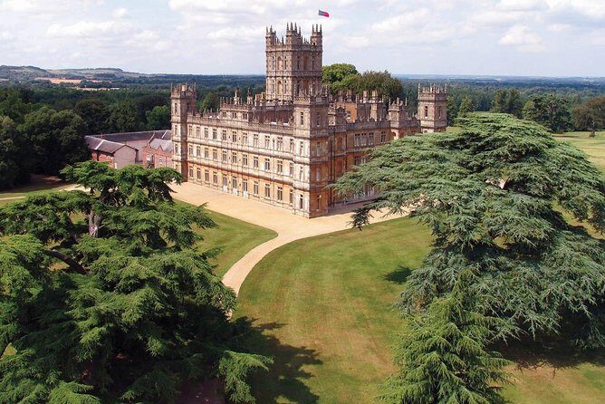 Downton Abbey Black Taxi Tour from London with Highclere Castle - Key things you’ll notice right away