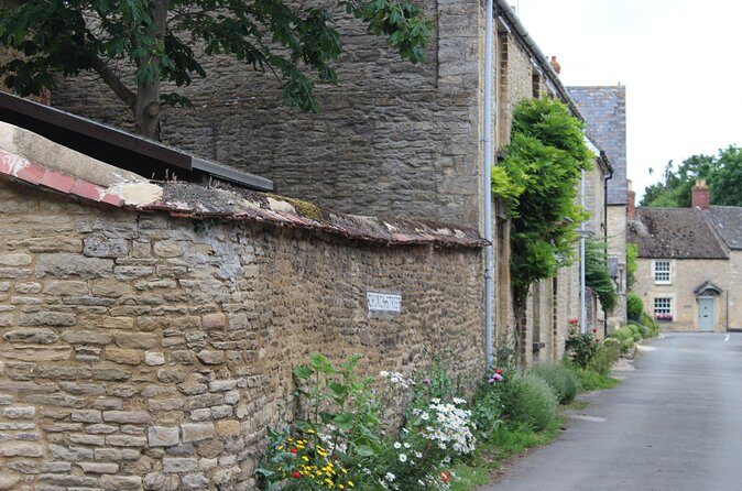 Downton Abbey Black Taxi Tour from London with Highclere Castle - Bampton stop: short and free, with a focused 1-hour slot