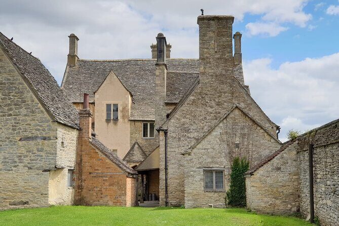 Downton Abbey Day In The Cotswolds Tour - Bampton Village: The Downton Abbey Finale With Photo Time and Local Stories