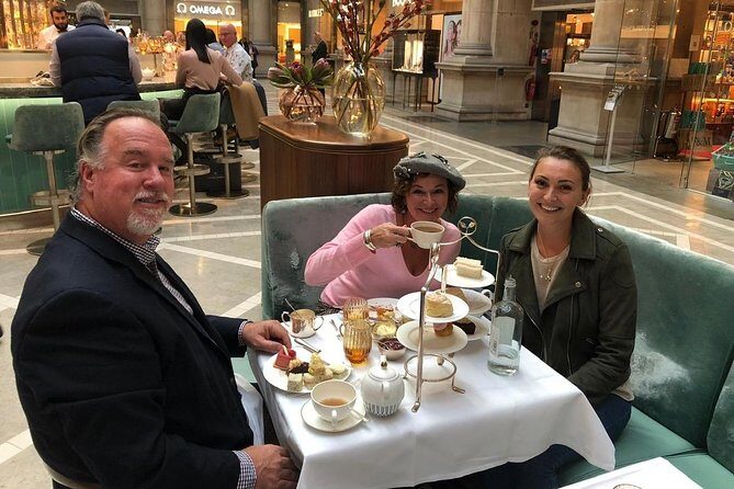 Downton Abbey London Filming Locations: Private Half-Day Tour - St. James’s, Piccadilly Circus, and the Criterion Theatre: family life meets comedy and dinners