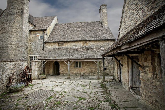 Downton Abbey Town and Country Tour from London by Private Black Taxi - Cogges Manor Farm: the Yew Tree Farm stop in plain sight