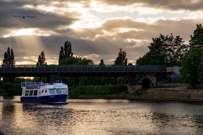 Evening 'Happy Hour' Boat Cruise For All Ages In York - Best for: families, history fans, and anyone who wants less walking